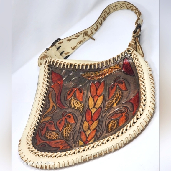 Fendi Runway Oyster Shaped Leather & Metal Shoulder Bag - Picture 3 of 16